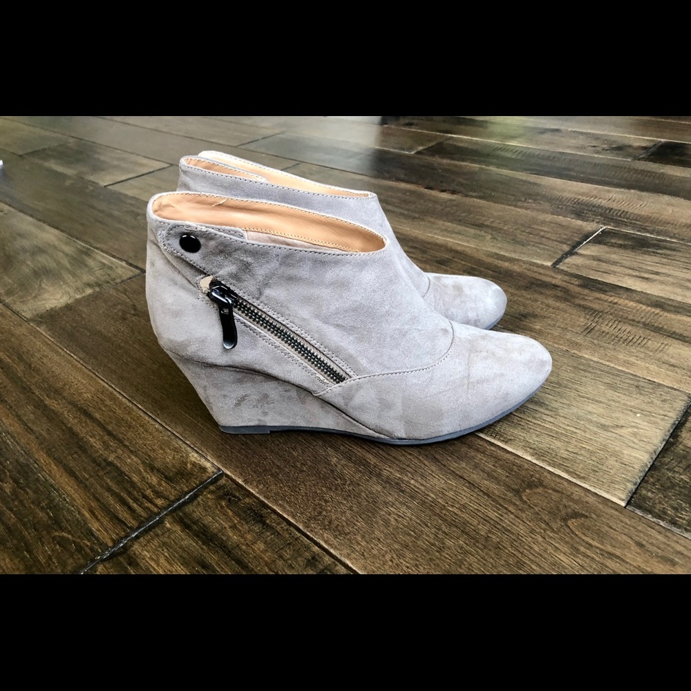 CL by Laundry grey/tan suede ankle boots